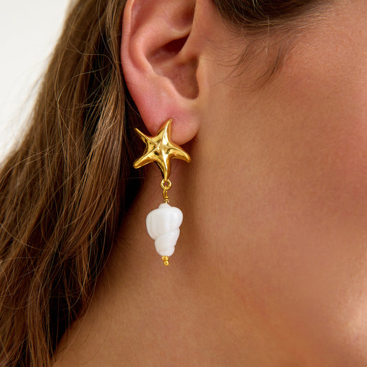 Altın denizyıldızı başlıklı ve beyaz murano cam deniz kabuğu charm'lı el yapımı yaz küpesi