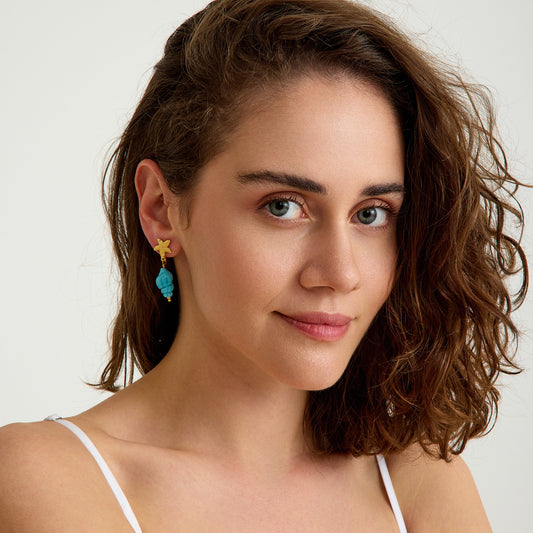 Turkuaz murano cam deniz kabuğu charm ve altın denizyıldızı başlıklı yaz küpesi