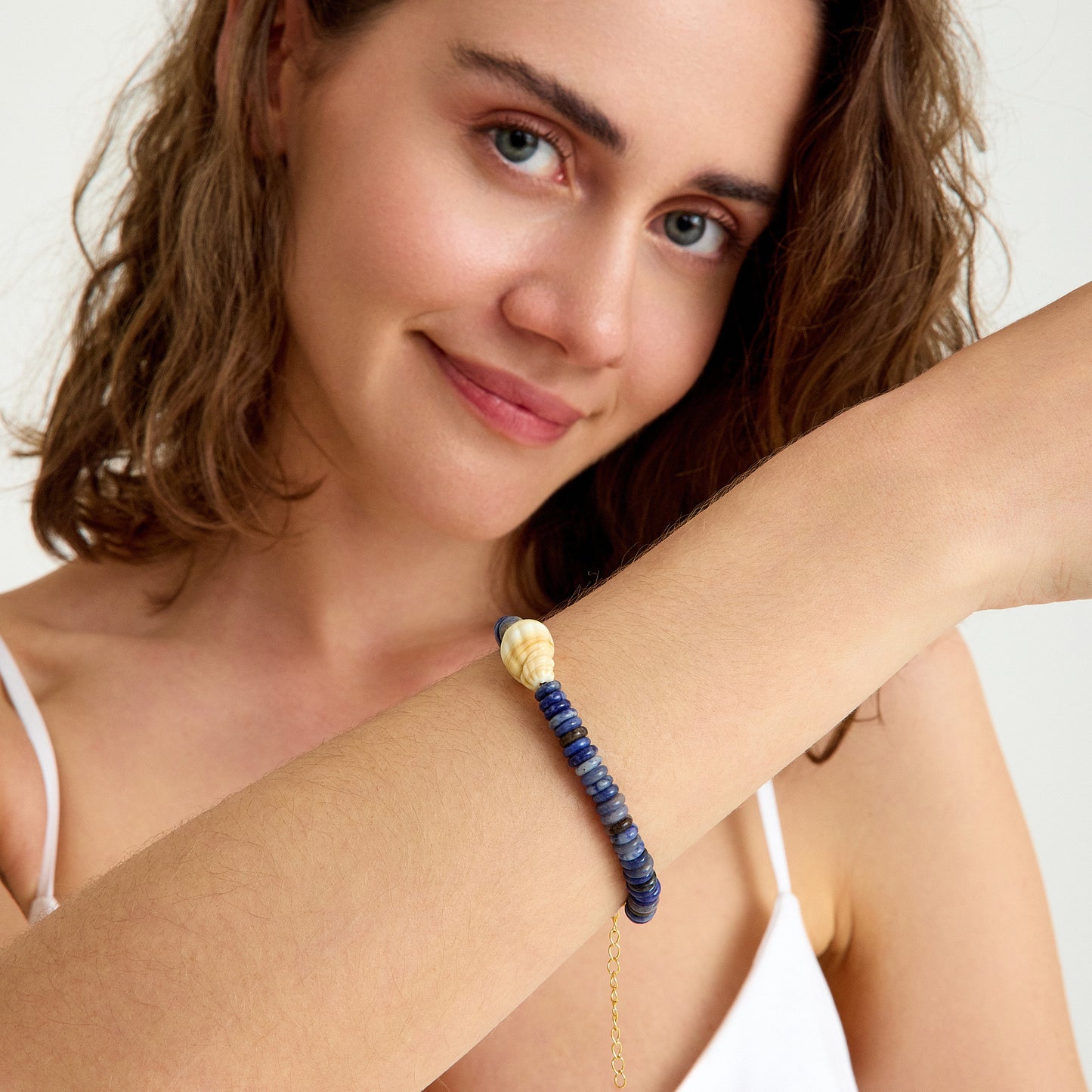 Sodalit taşı ve krem murano cam charm ile tasarlanmış altın detaylı el yapımı bileklik – SOA Jewellery Maris Bileklik
