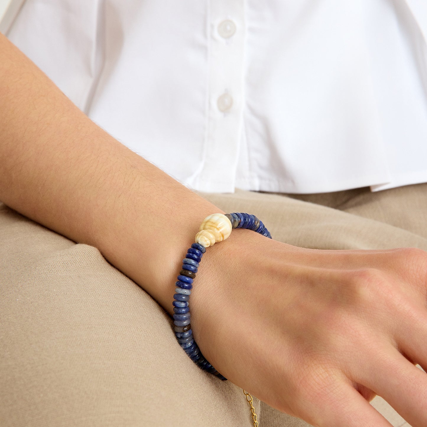 Sodalit taşı ve krem murano cam charm ile tasarlanmış altın detaylı el yapımı bileklik – SOA Jewellery Maris Bileklik