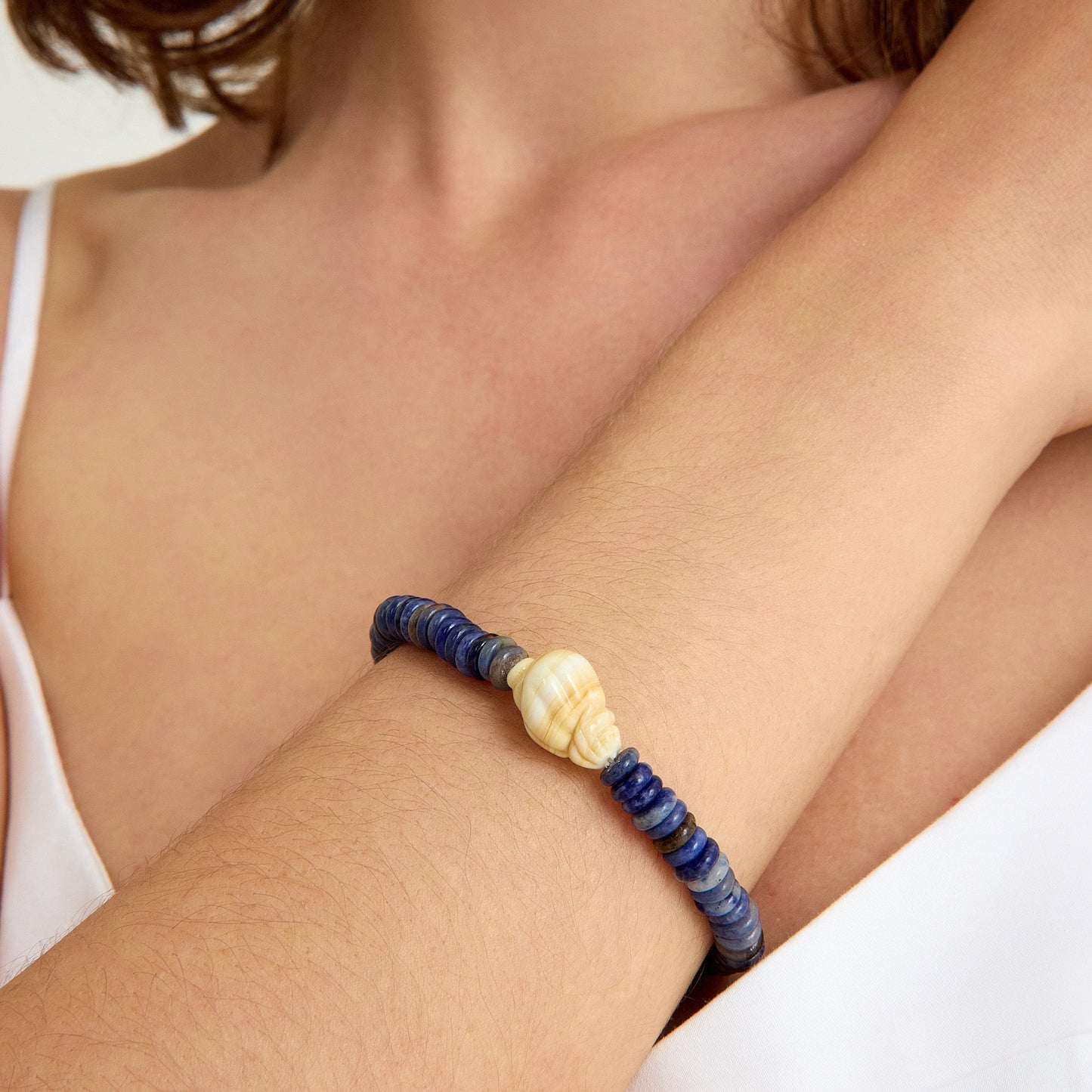 Sodalit taşı ve krem murano cam charm ile tasarlanmış altın detaylı el yapımı bileklik – SOA Jewellery Maris Bileklik