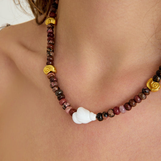 Rodonit taşı ve beyaz murano cam charm ile tasarlanmış altın spiral detaylı el yapımı kolye