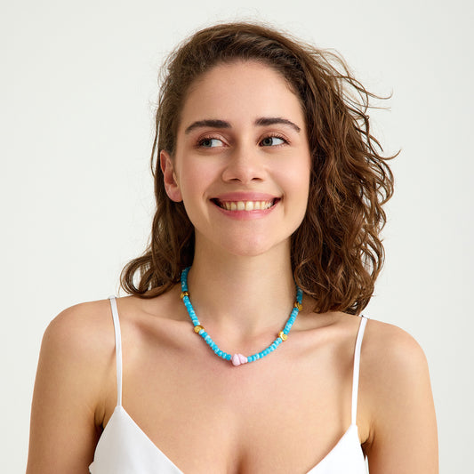 Varisit taşı ve pembe murano cam charm ile tasarlanmış altın spiral detaylı yaz kolyesi