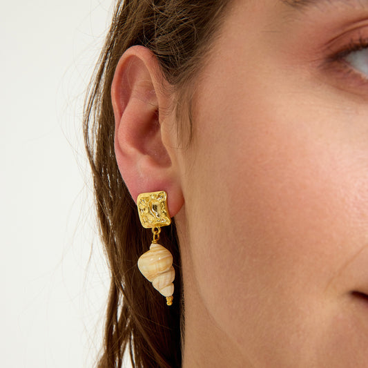 Altın pirinç dokulu başlık ve spiral murano cam deniz kabuğu charm ile tasarlanmış el yapımı yaz küpesi