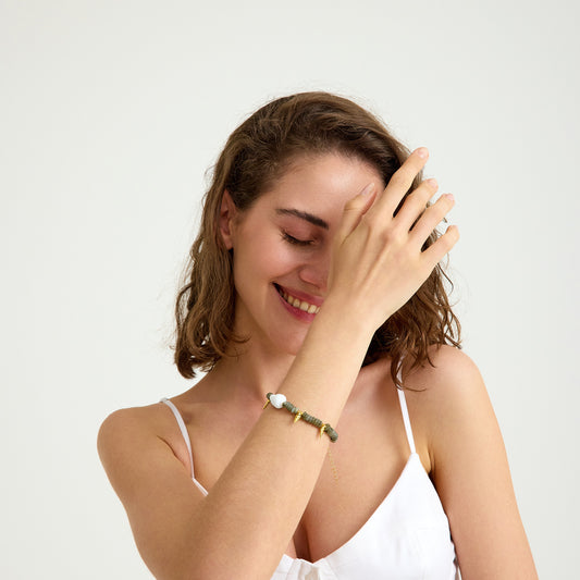 Labradorit taşı, beyaz murano charm ve sallantılı deniz kabuklarıyla tasarlanmış el yapımı yaz bilekliği – SOA Jewellery Nerina Koleksiyonu