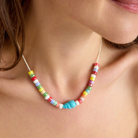 Renkli seramik boncuklar ve mavi murano cam deniz kabuğu charm ile tasarlanmış krem ipli yazlık el yapımı kolye