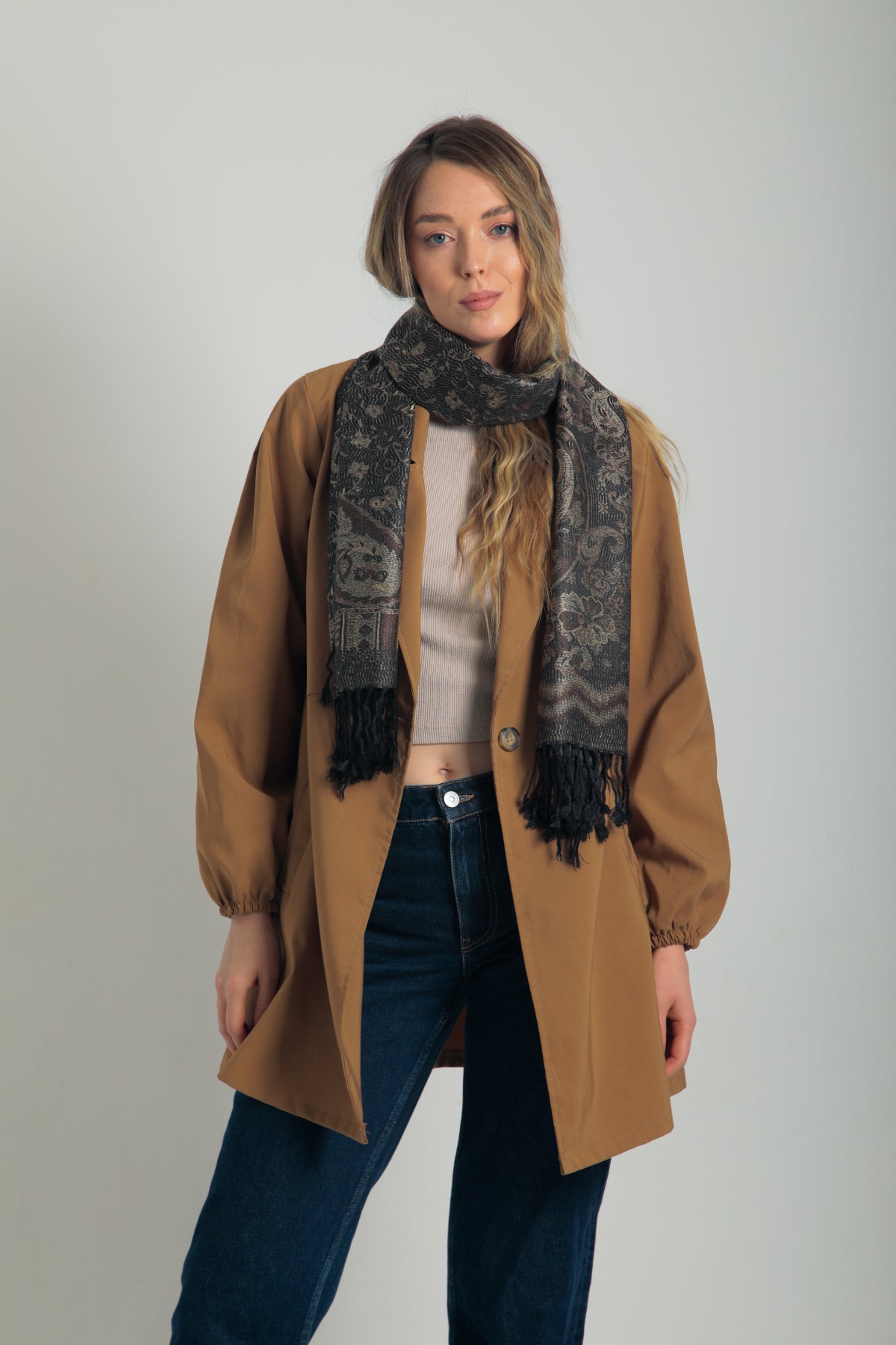 Paisley desenli siyah pashmina şal – kadın tarafından tutulmuş, püsküllü kenarlı, klasik motifli koyu renk şal modeli