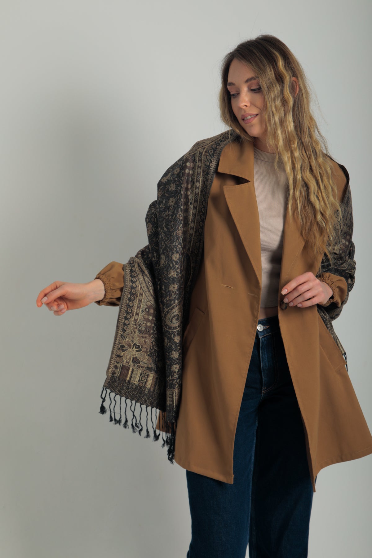 Paisley desenli siyah pashmina şal – kadın tarafından tutulmuş, püsküllü kenarlı, klasik motifli koyu renk şal modeli