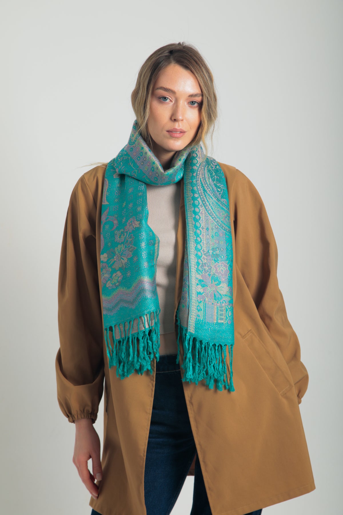 Paisley desenli yeşil pashmina şal – püsküllü kenarlı, kadın tarafından tutulan, geleneksel desenli ve yumuşak dokulu şal