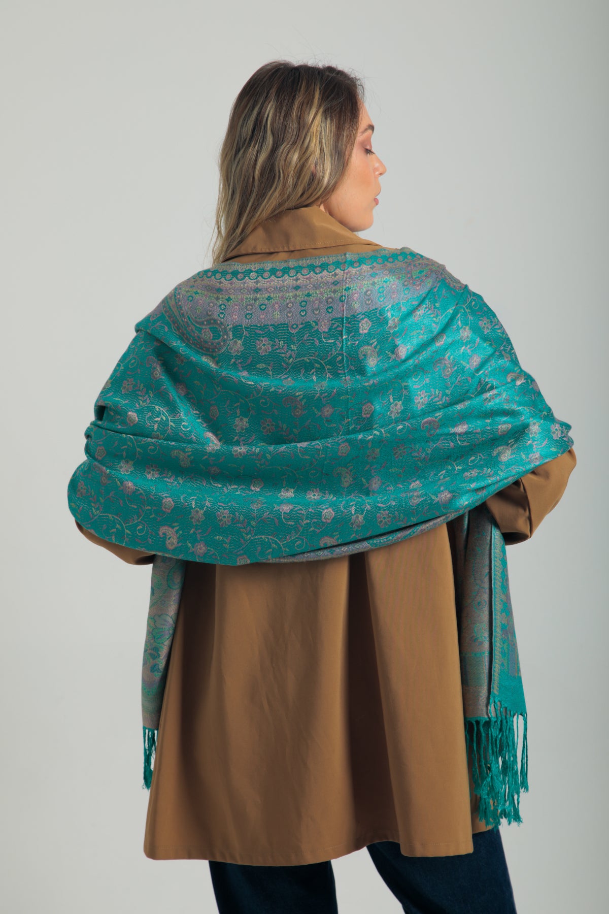 Paisley desenli yeşil pashmina şal – püsküllü kenarlı, kadın tarafından tutulan, geleneksel desenli ve yumuşak dokulu şal