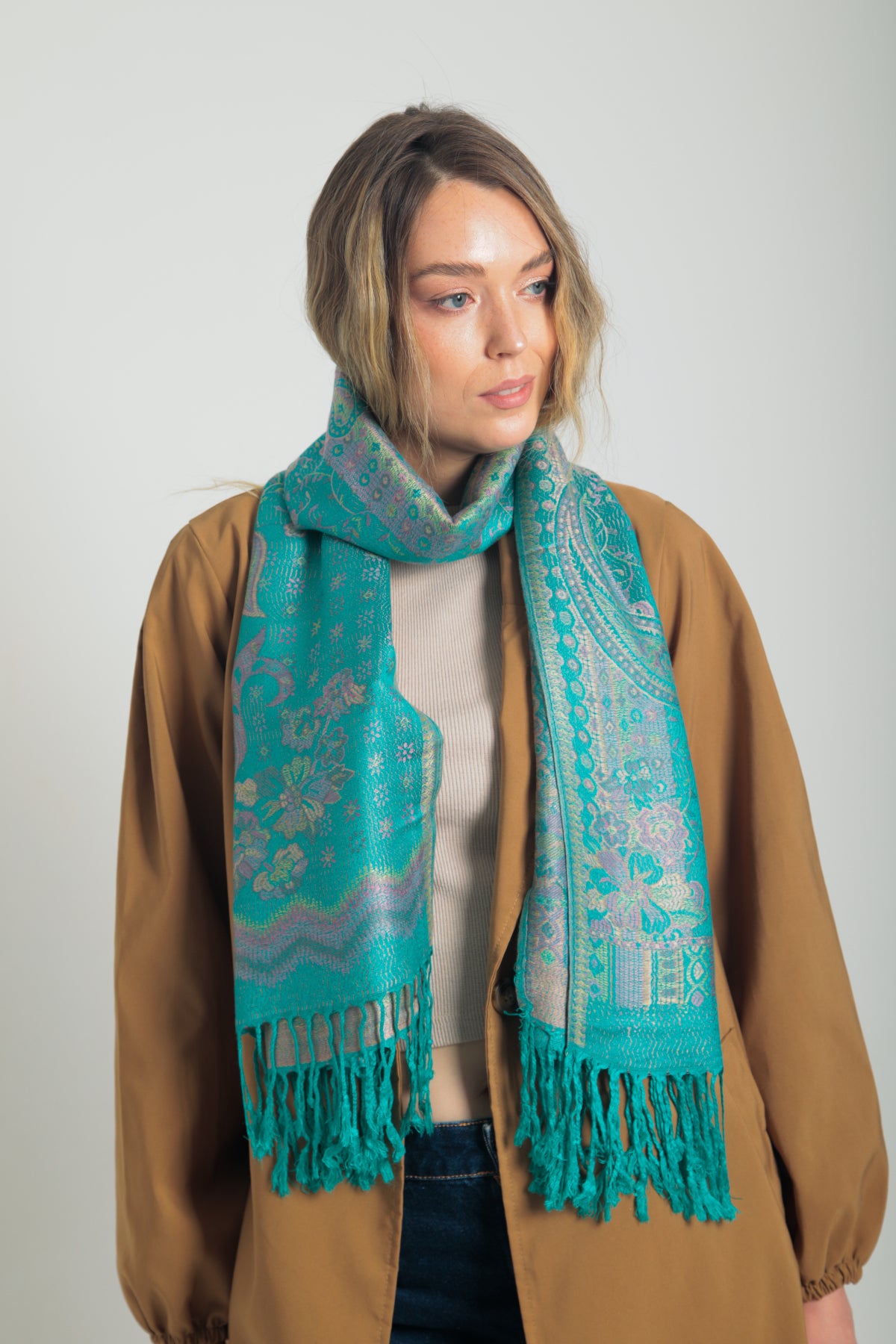 Paisley desenli yeşil pashmina şal – püsküllü kenarlı, kadın tarafından tutulan, geleneksel desenli ve yumuşak dokulu şal