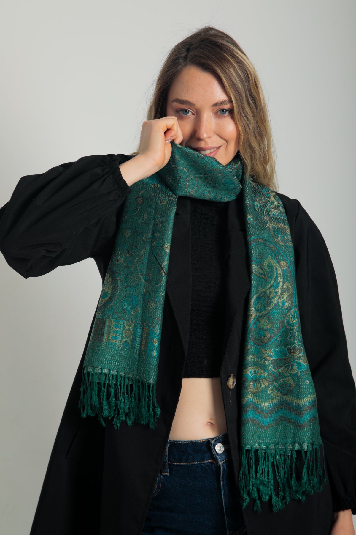 Paisley desenli zümrüt yeşili pashmina şal – püsküllü kenarlı, model tarafından tutulmuş, klasik motifli şık kadın şalı