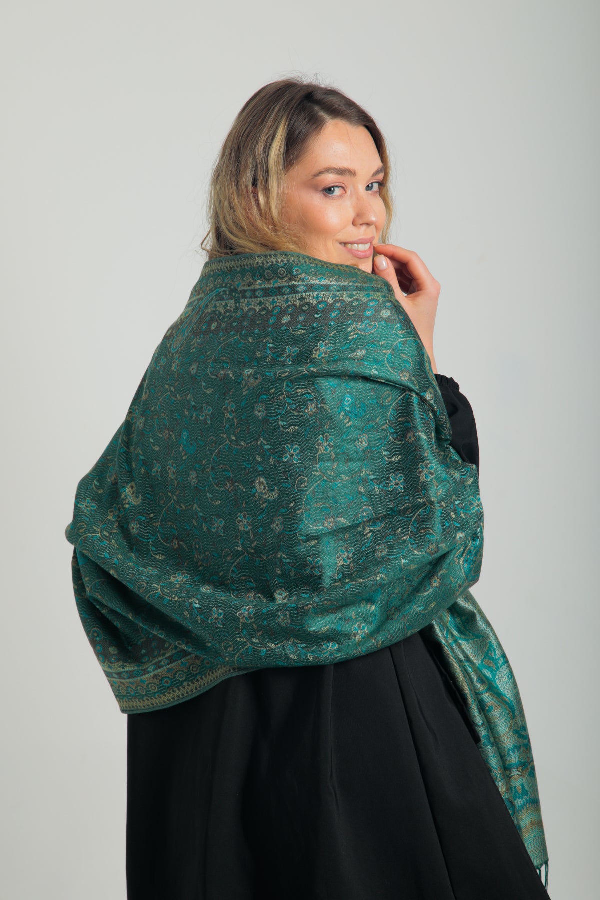 Paisley desenli zümrüt yeşili pashmina şal – püsküllü kenarlı, model tarafından tutulmuş, klasik motifli şık kadın şalı