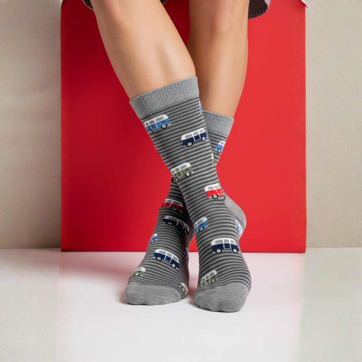 Gri çizgili zemin üzerinde renkli karavan desenli pamuklu erkek çorap — macera temalı modern tasarım