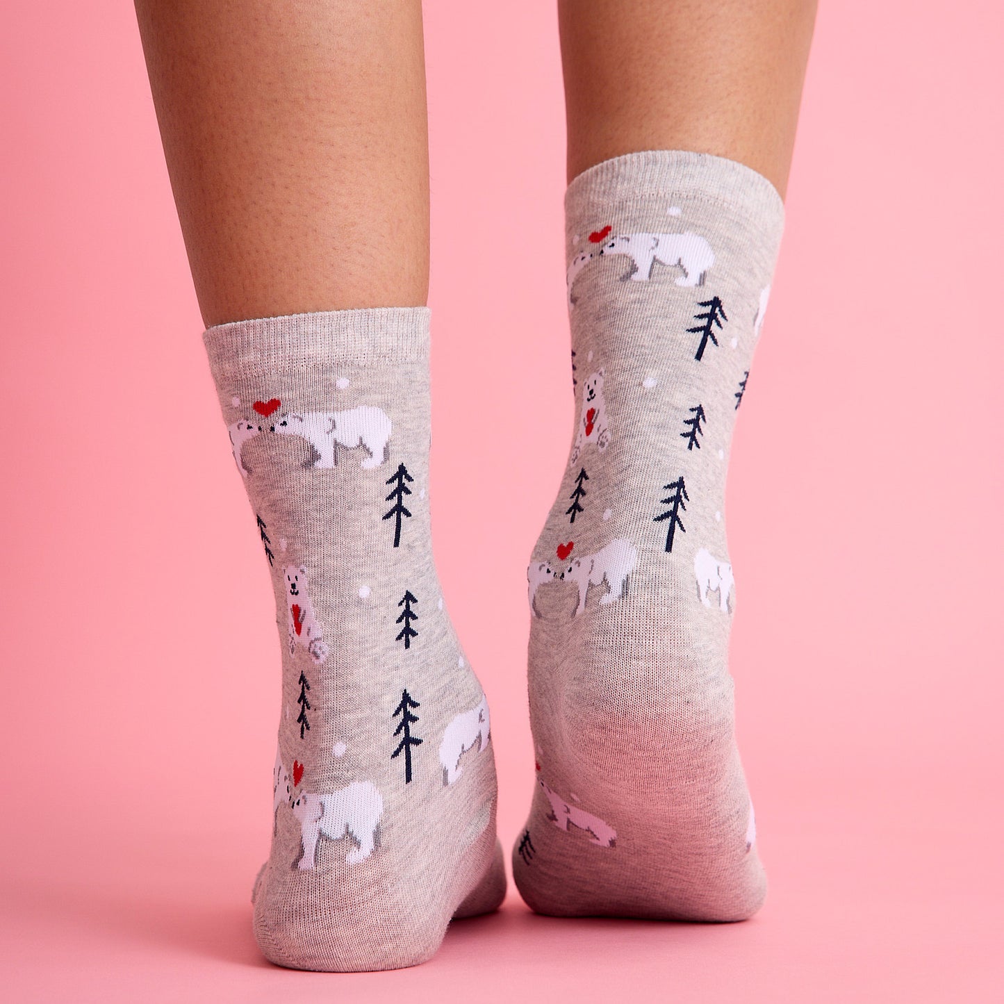 Sevimli kalp ve kutup ayısı desenli gri renkli çorap. Yumuşak dokulu ve eğlenceli tasarımıyla konforlu kullanım sağlar.