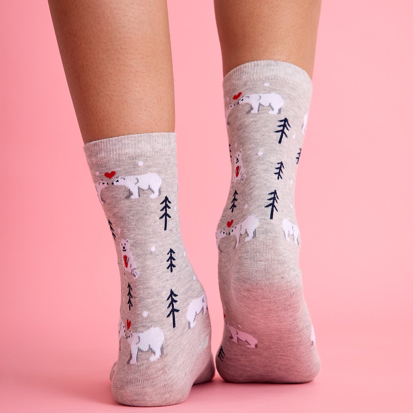 Sevimli kalp ve kutup ayısı desenli gri renkli çorap. Yumuşak dokulu ve eğlenceli tasarımıyla konforlu kullanım sağlar.