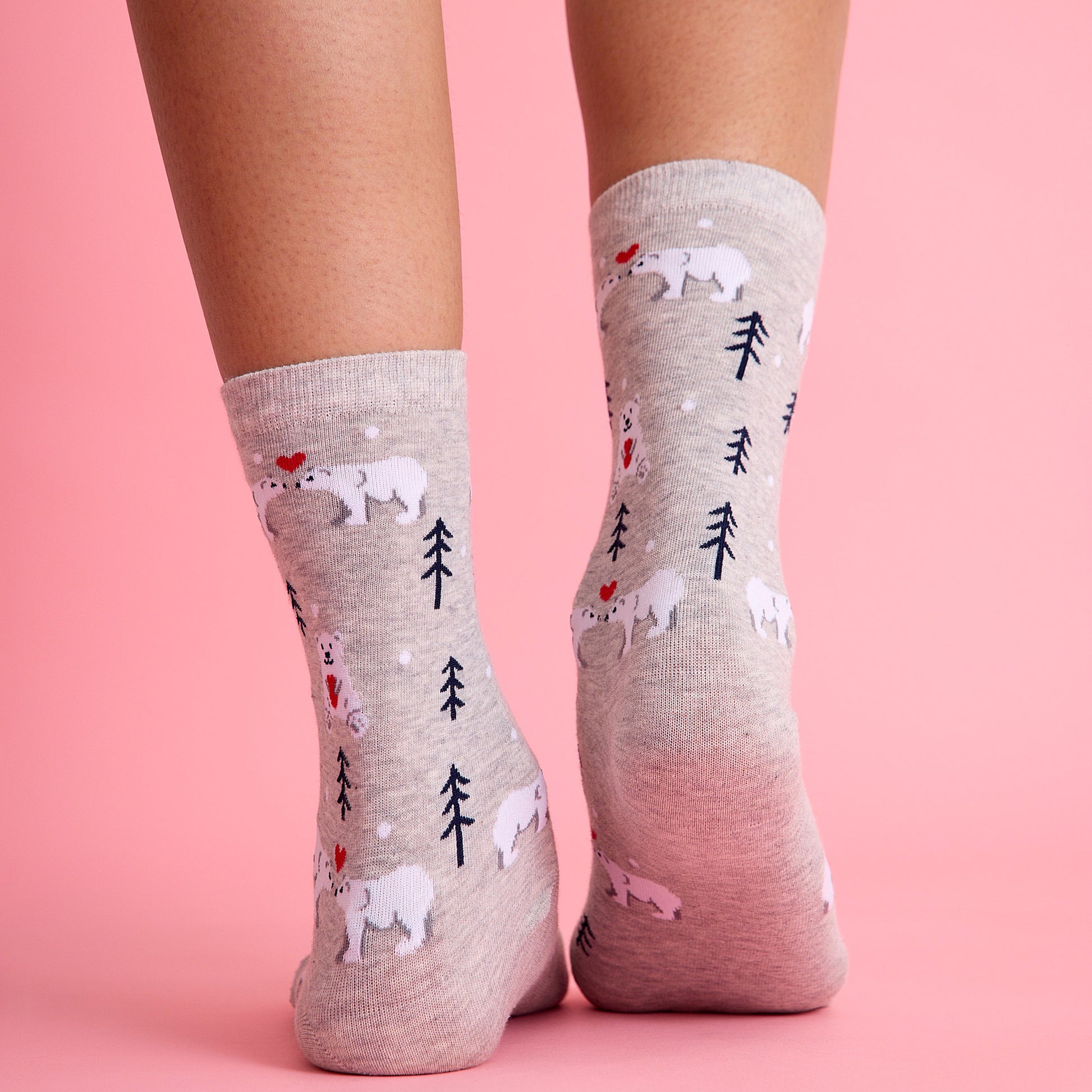 Sevimli kalp ve kutup ayısı desenli gri renkli çorap. Yumuşak dokulu ve eğlenceli tasarımıyla konforlu kullanım sağlar.