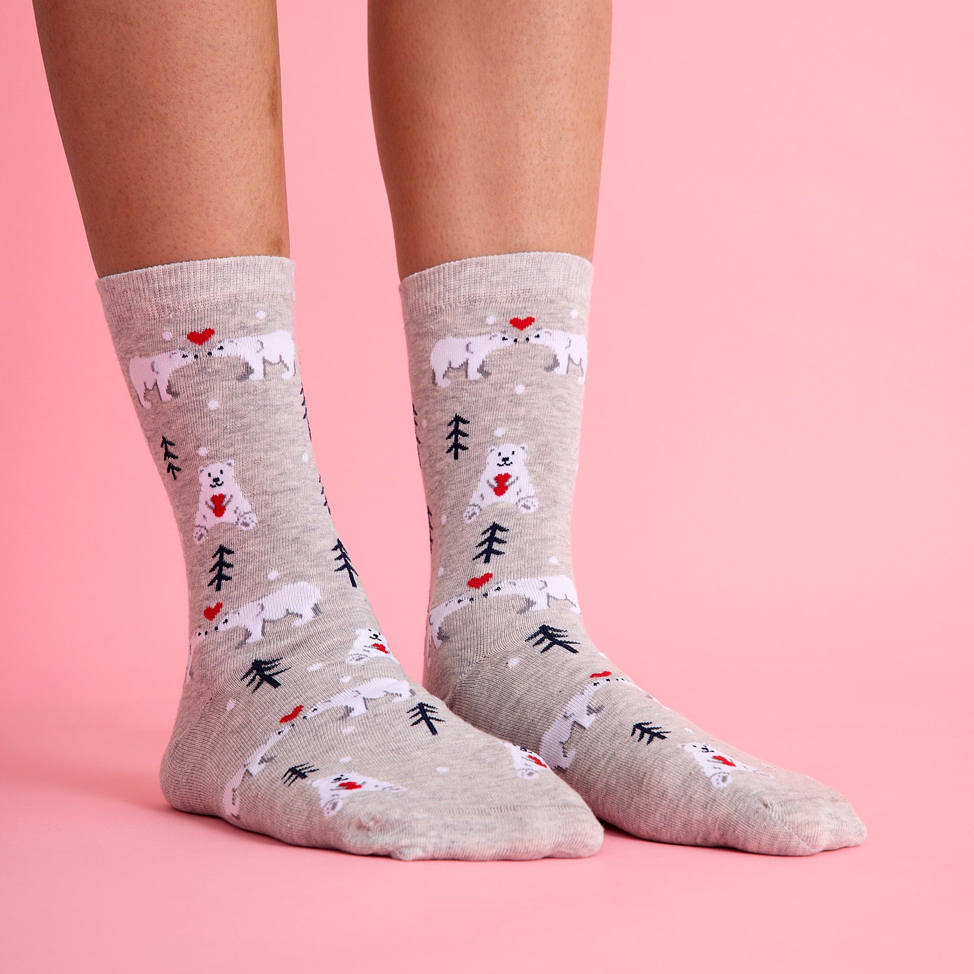 Sevimli kalp ve kutup ayısı desenli gri renkli çorap. Yumuşak dokulu ve eğlenceli tasarımıyla konforlu kullanım sağlar.