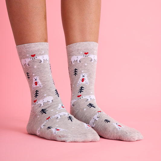 Sevimli kalp ve kutup ayısı desenli gri renkli çorap. Yumuşak dokulu ve eğlenceli tasarımıyla konforlu kullanım sağlar.