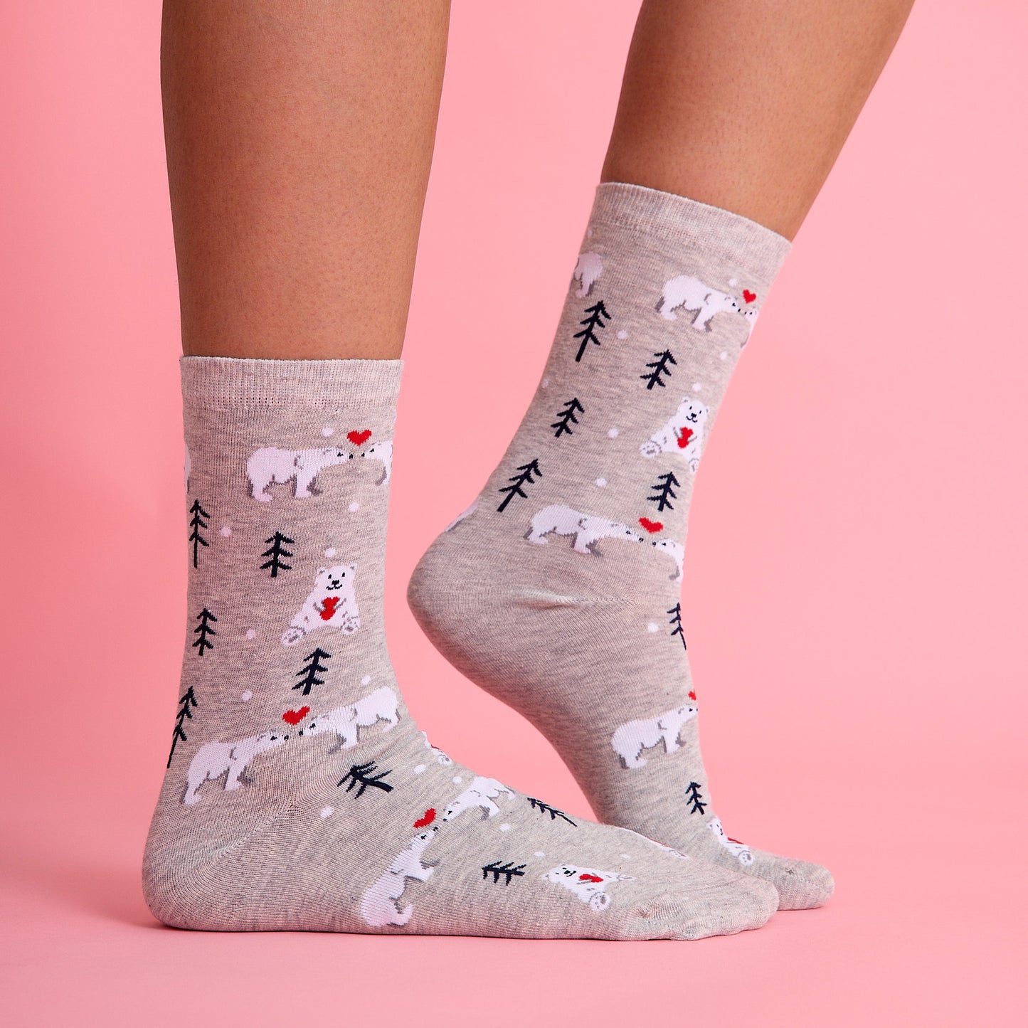 Sevimli kalp ve kutup ayısı desenli gri renkli çorap. Yumuşak dokulu ve eğlenceli tasarımıyla konforlu kullanım sağlar.