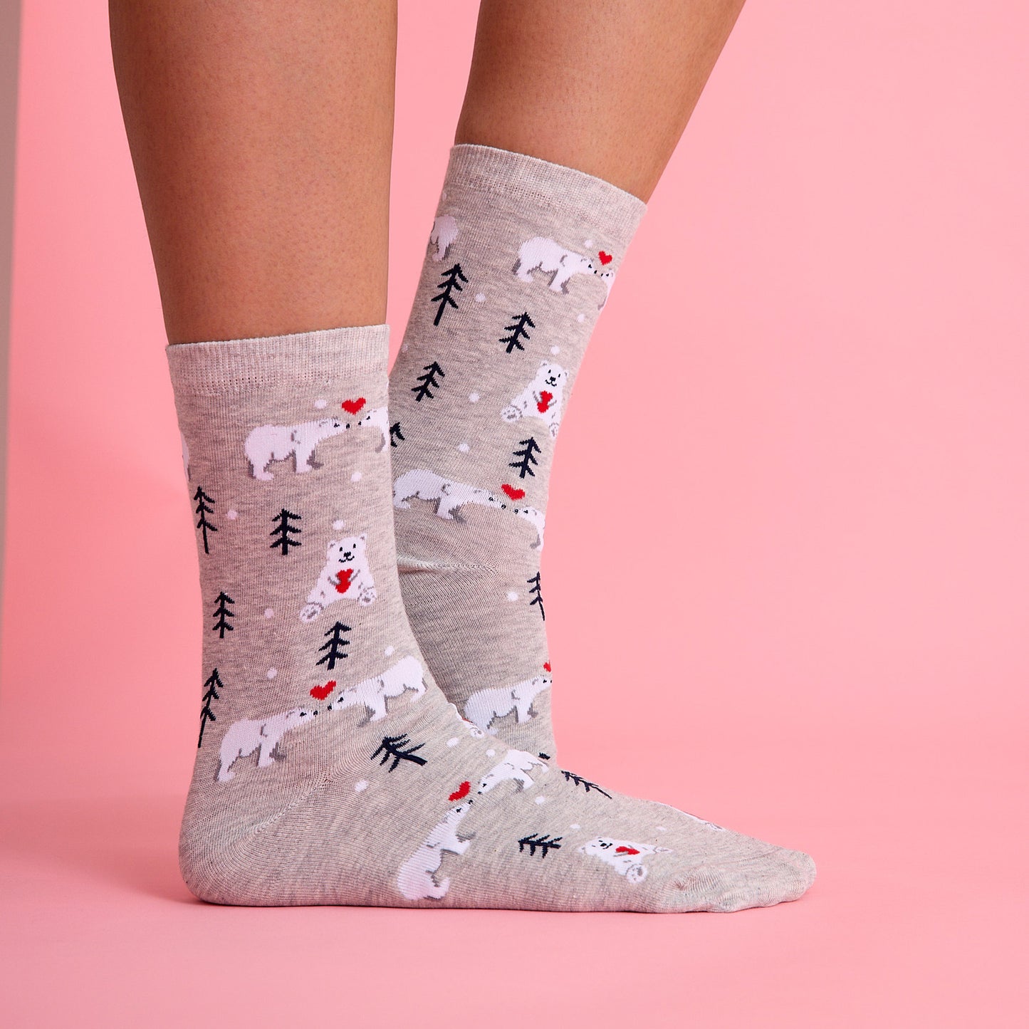 Sevimli kalp ve kutup ayısı desenli gri renkli çorap. Yumuşak dokulu ve eğlenceli tasarımıyla konforlu kullanım sağlar.