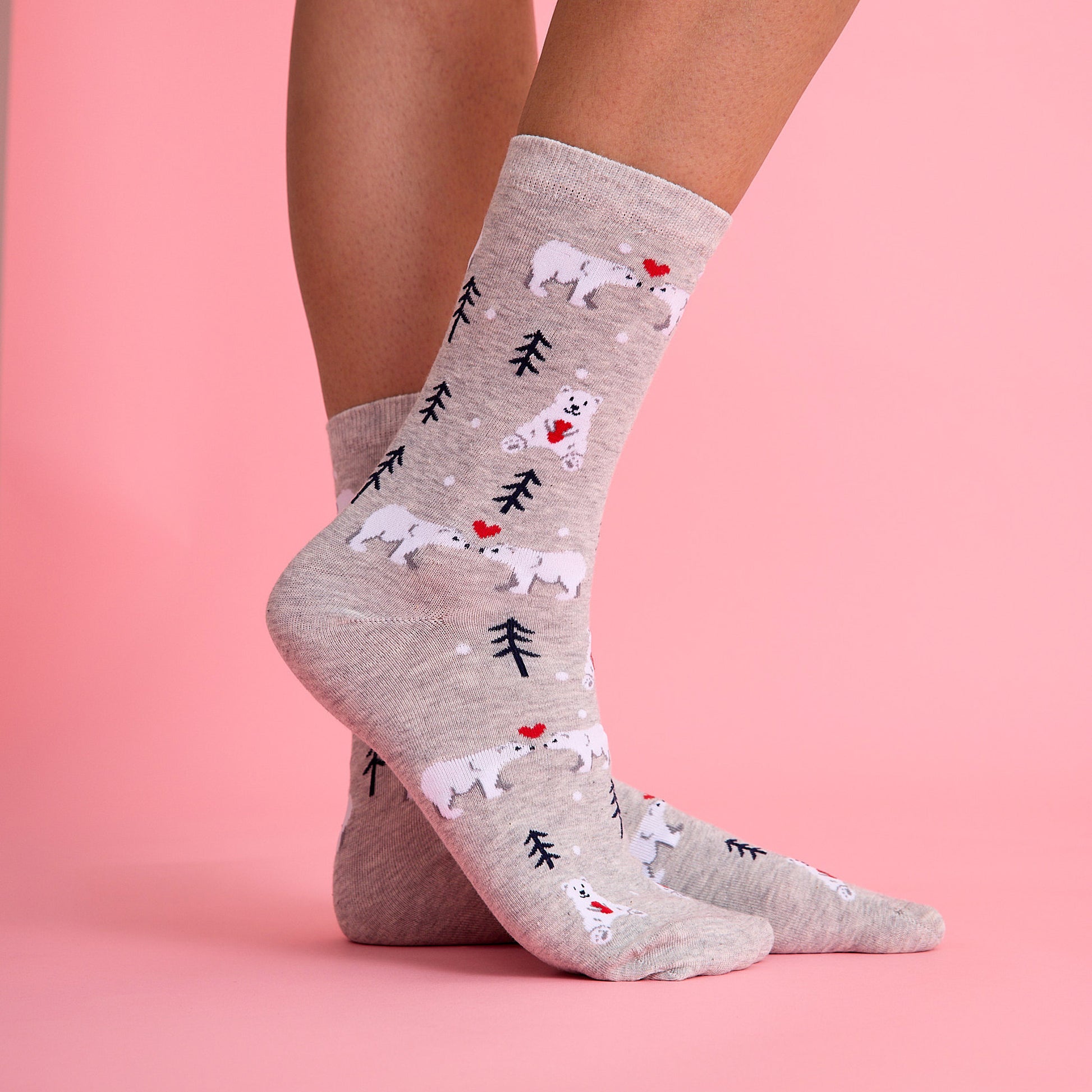 Sevimli kalp ve kutup ayısı desenli gri renkli çorap. Yumuşak dokulu ve eğlenceli tasarımıyla konforlu kullanım sağlar.