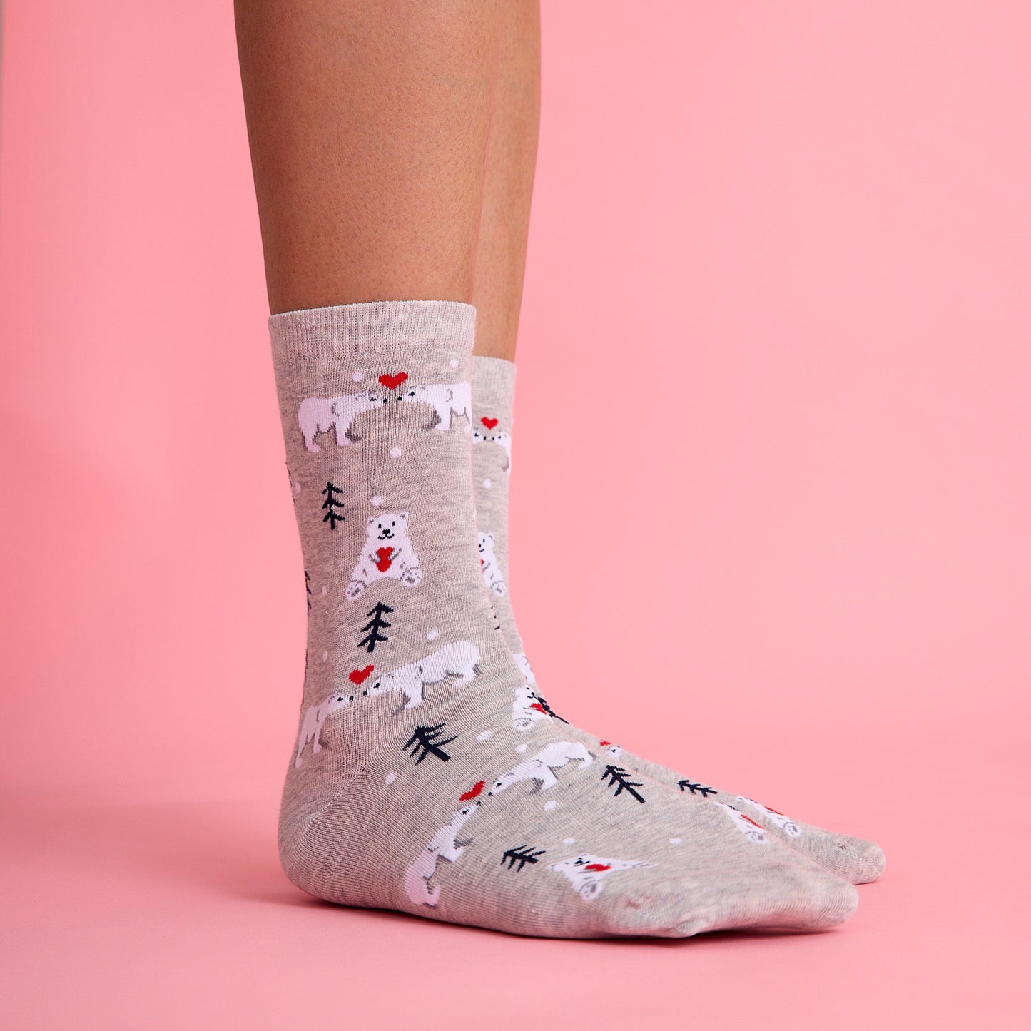 Sevimli kalp ve kutup ayısı desenli gri renkli çorap. Yumuşak dokulu ve eğlenceli tasarımıyla konforlu kullanım sağlar.