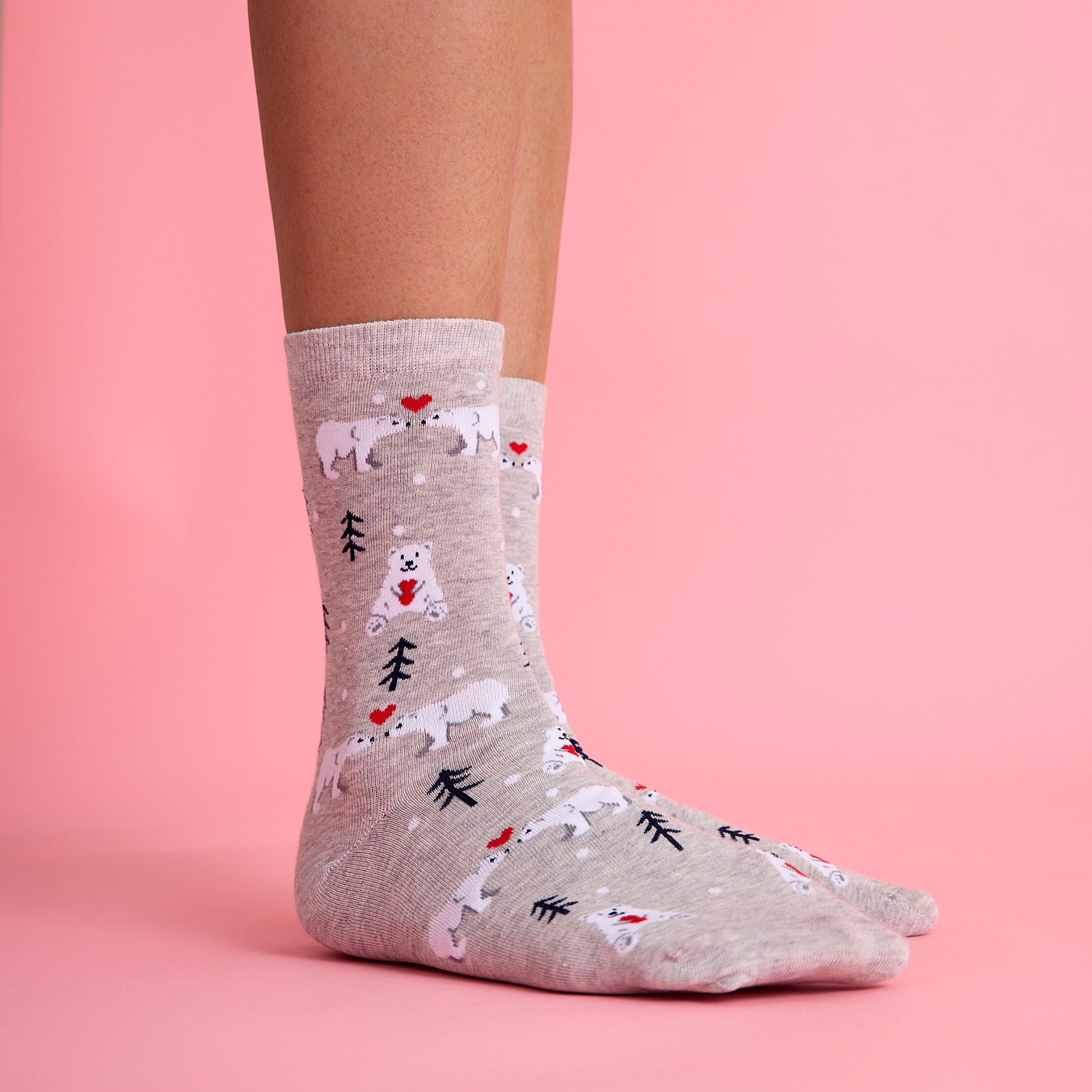 Sevimli kalp ve kutup ayısı desenli gri renkli çorap. Yumuşak dokulu ve eğlenceli tasarımıyla konforlu kullanım sağlar.