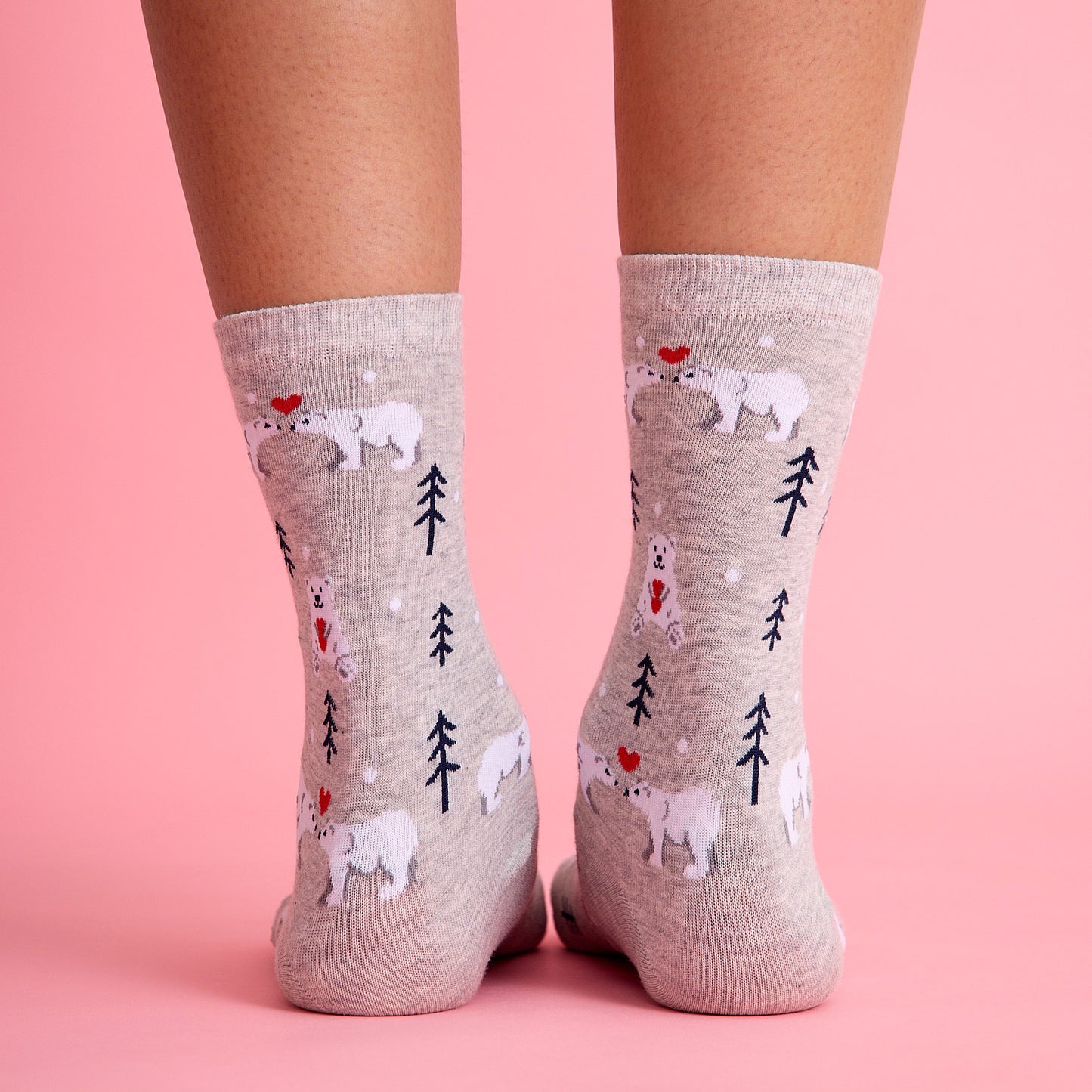 Sevimli kalp ve kutup ayısı desenli gri renkli çorap. Yumuşak dokulu ve eğlenceli tasarımıyla konforlu kullanım sağlar.