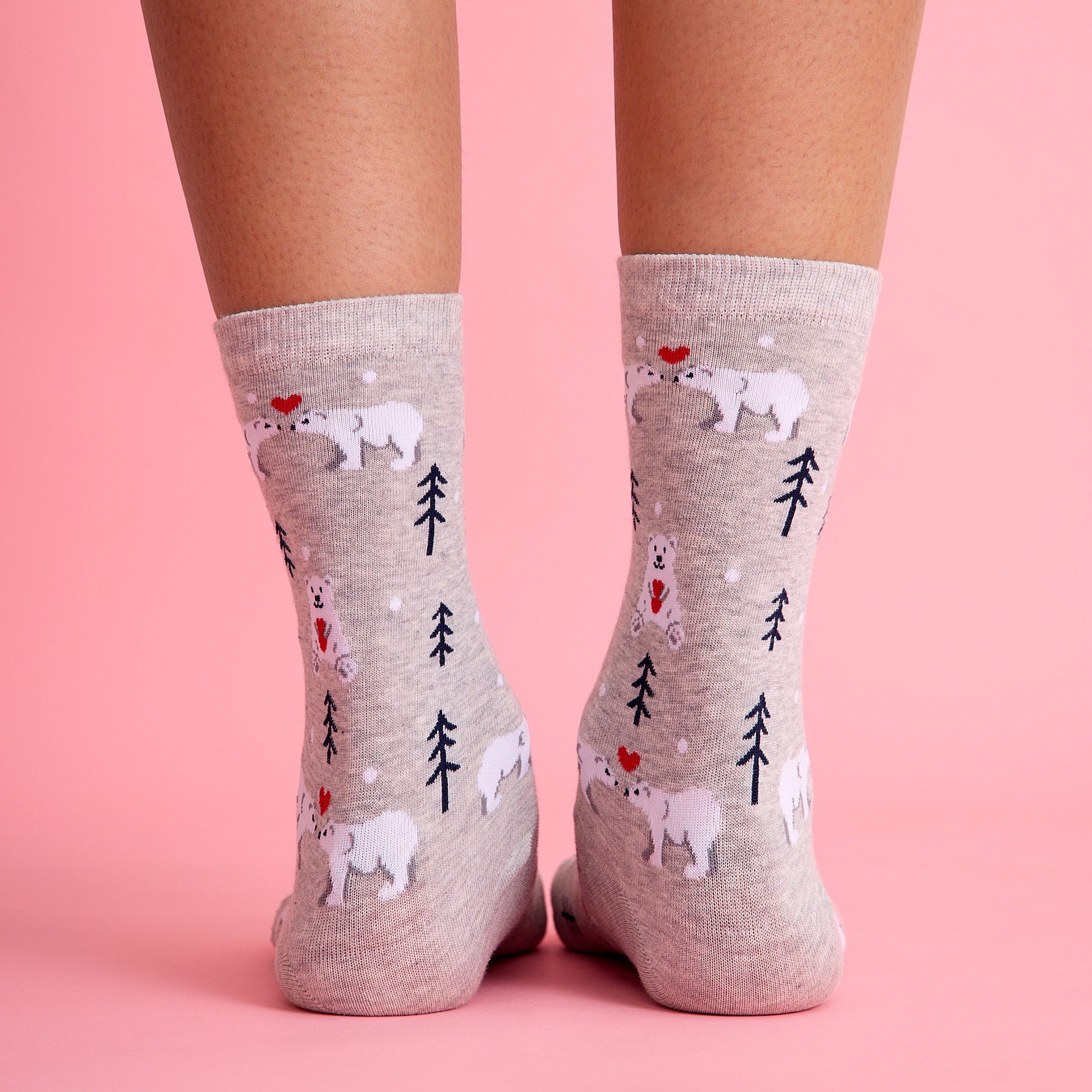 Sevimli kalp ve kutup ayısı desenli gri renkli çorap. Yumuşak dokulu ve eğlenceli tasarımıyla konforlu kullanım sağlar.