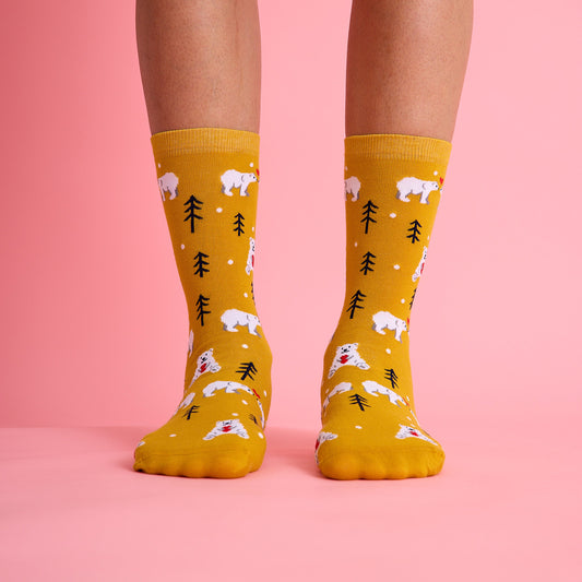 Sevimli kalp ve kutup ayısı desenli sarı renkli çorap. Yumuşak dokulu ve eğlenceli tasarımıyla konforlu kullanım sağlar.