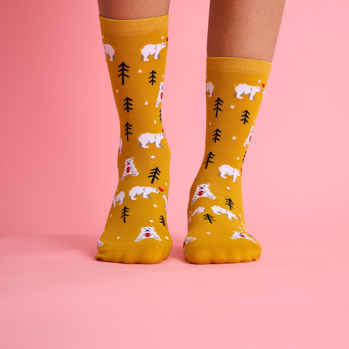Sevimli kalp ve kutup ayısı desenli sarı renkli çorap. Yumuşak dokulu ve eğlenceli tasarımıyla konforlu kullanım sağlar.
