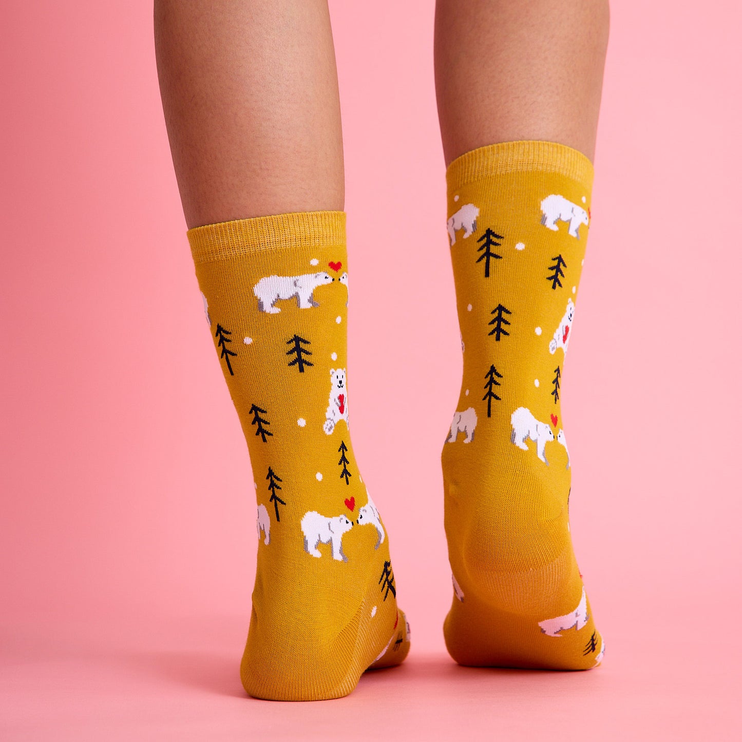 Sevimli kalp ve kutup ayısı desenli sarı renkli çorap. Yumuşak dokulu ve eğlenceli tasarımıyla konforlu kullanım sağlar.