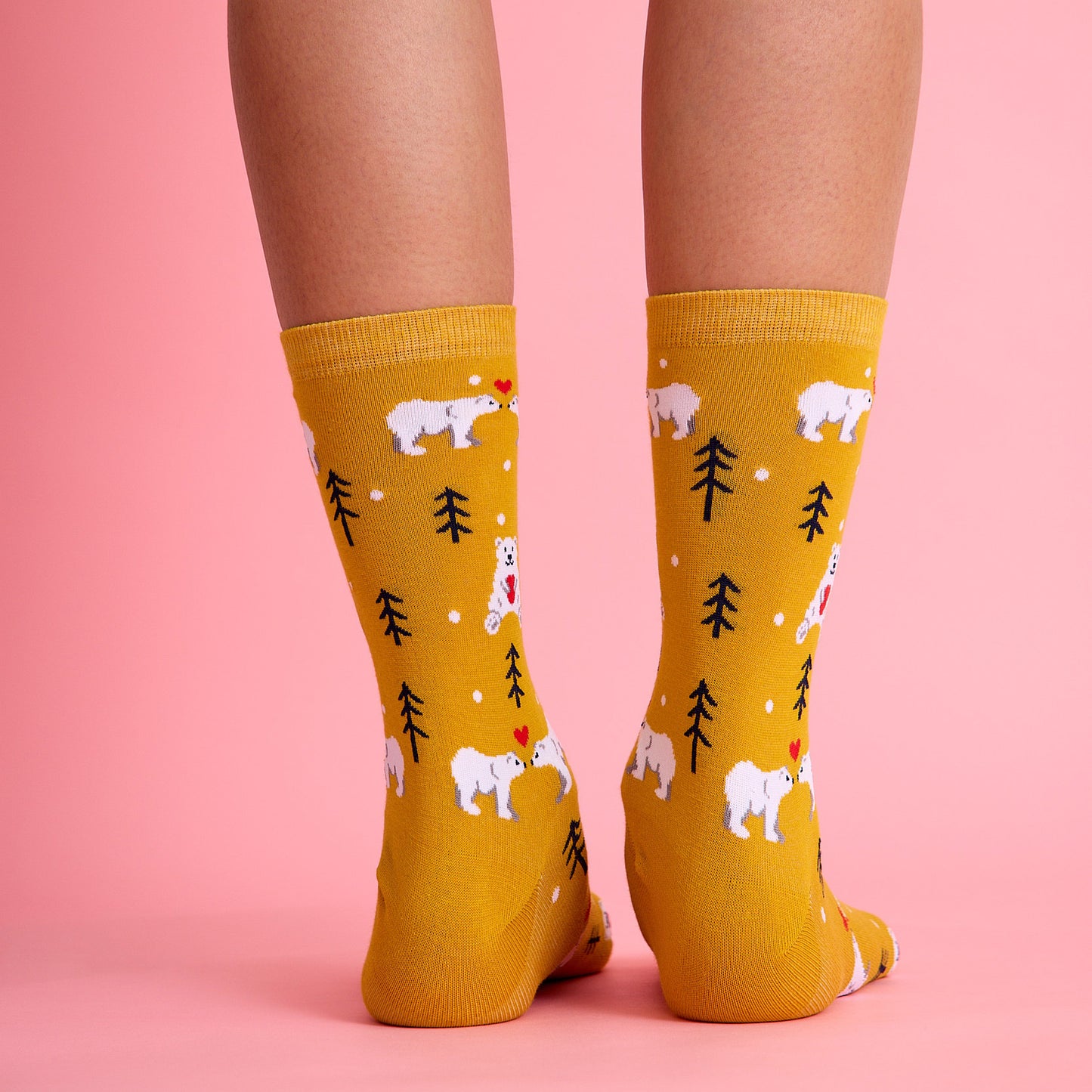 Sevimli kalp ve kutup ayısı desenli sarı renkli çorap. Yumuşak dokulu ve eğlenceli tasarımıyla konforlu kullanım sağlar.