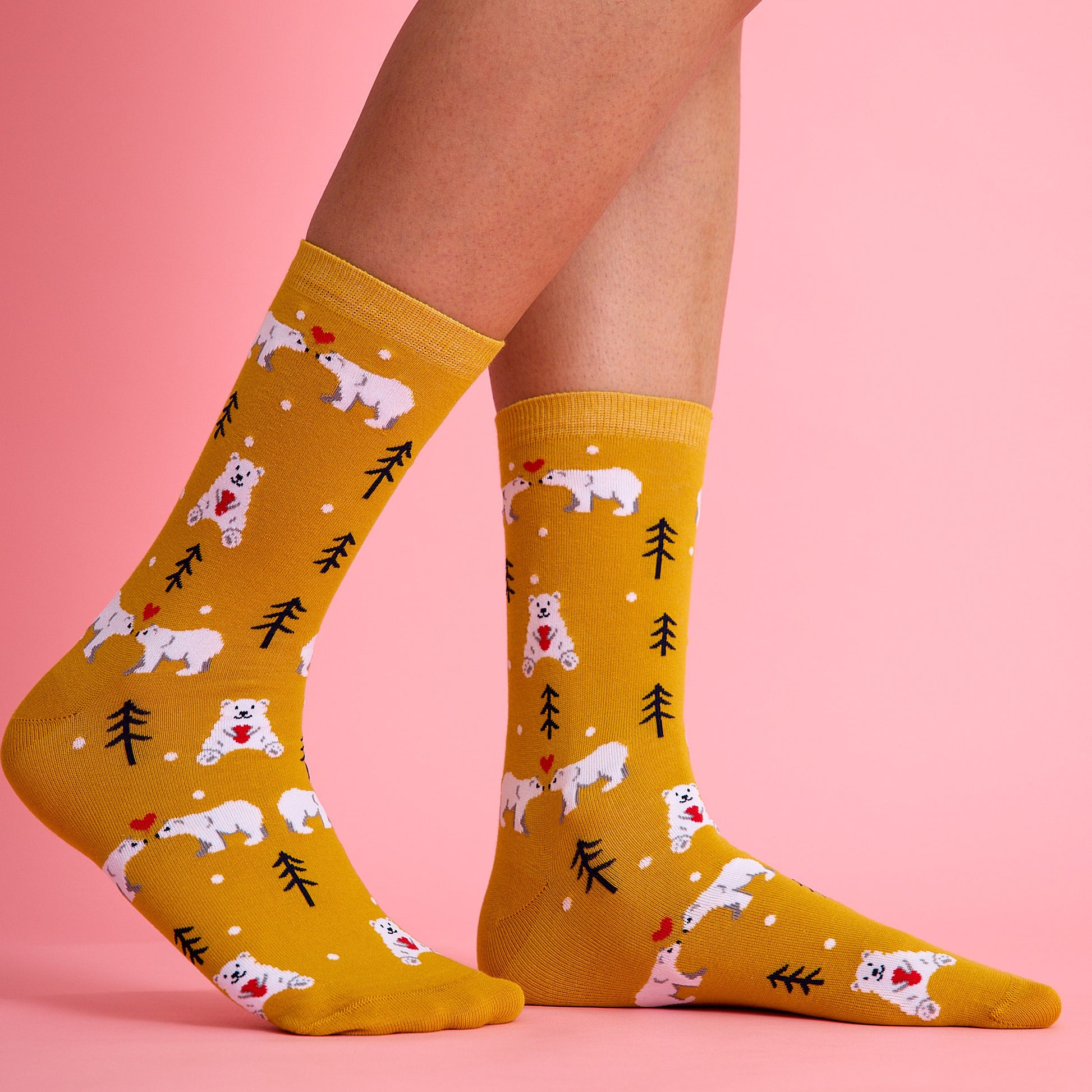 Sevimli kalp ve kutup ayısı desenli sarı renkli çorap. Yumuşak dokulu ve eğlenceli tasarımıyla konforlu kullanım sağlar.
