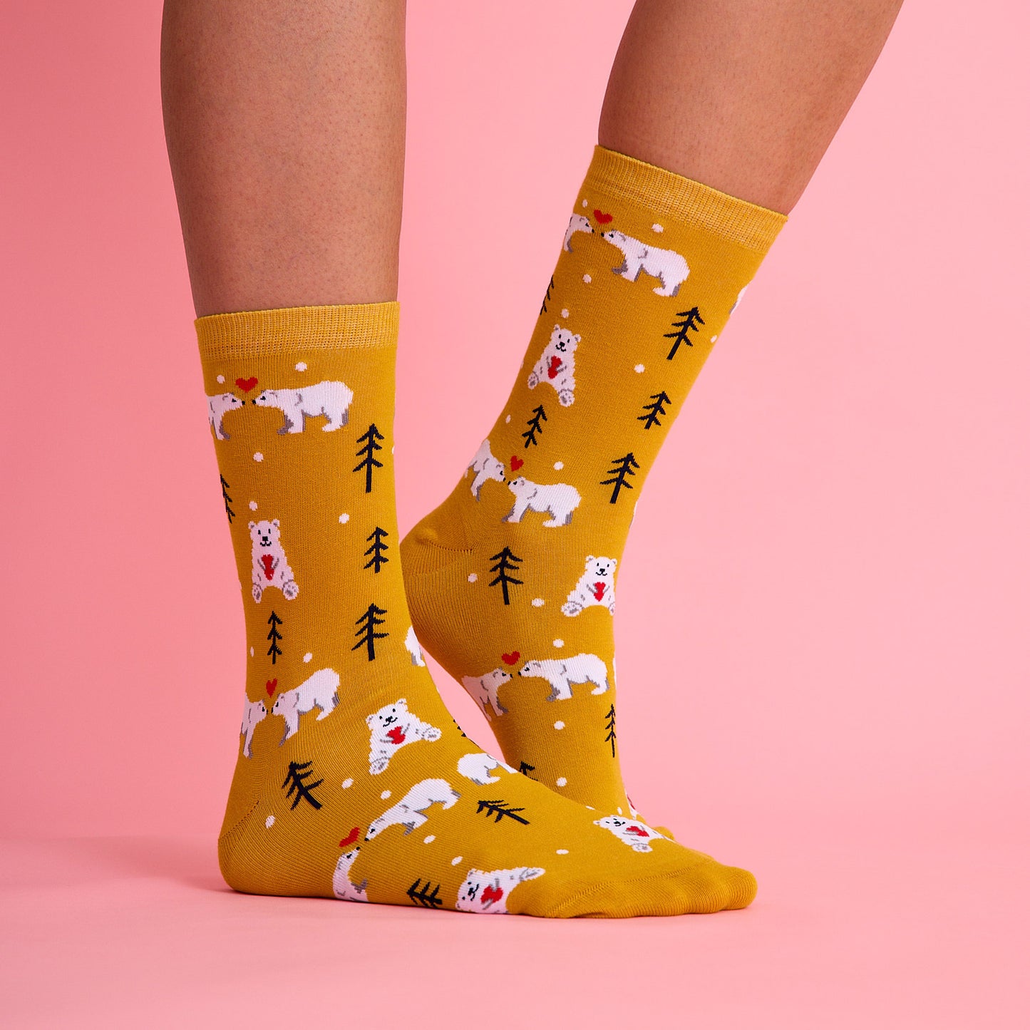 Sevimli kalp ve kutup ayısı desenli sarı renkli çorap. Yumuşak dokulu ve eğlenceli tasarımıyla konforlu kullanım sağlar.