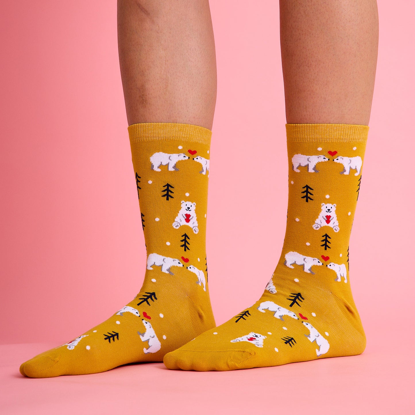 Sevimli kalp ve kutup ayısı desenli sarı renkli çorap. Yumuşak dokulu ve eğlenceli tasarımıyla konforlu kullanım sağlar.