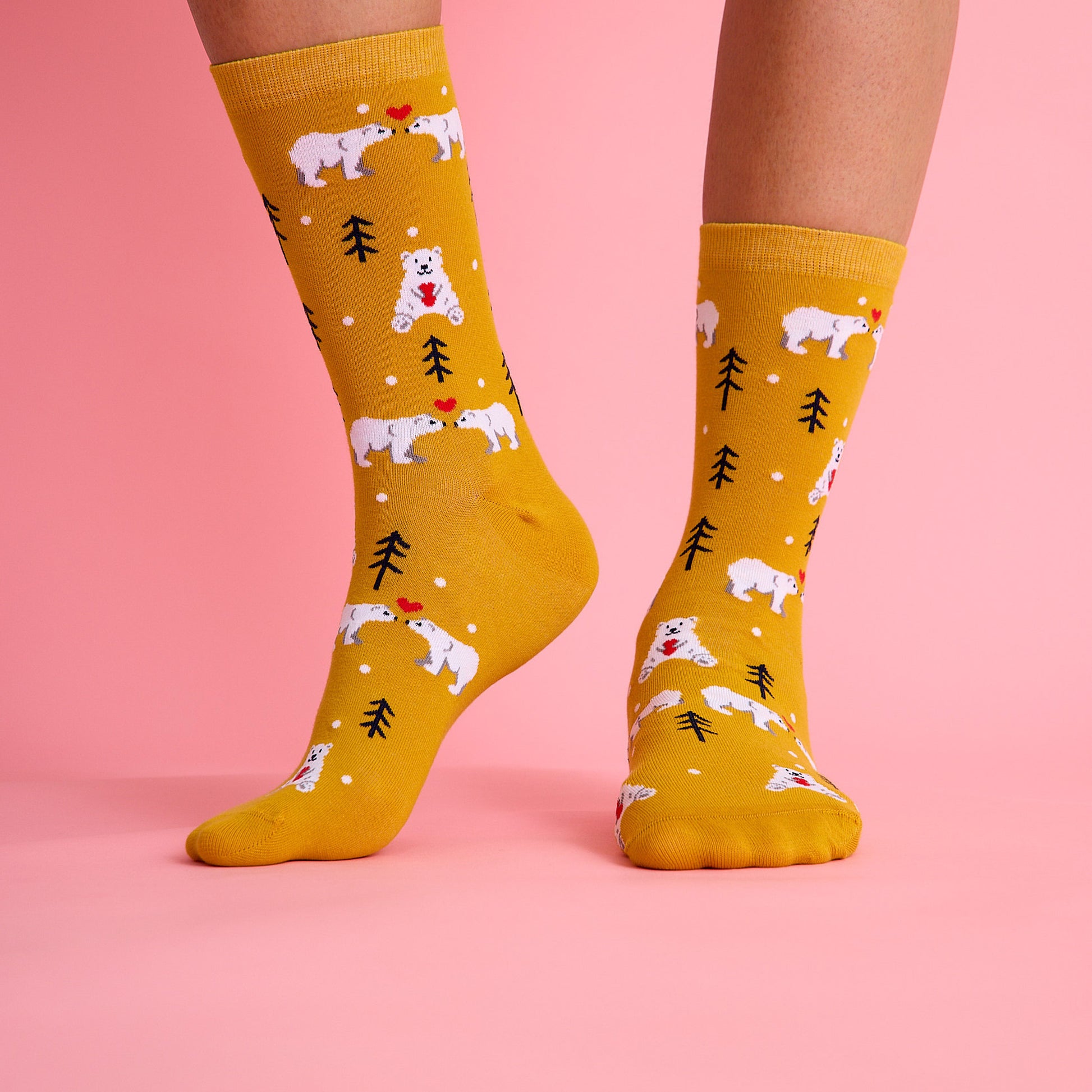 Sevimli kalp ve kutup ayısı desenli sarı renkli çorap. Yumuşak dokulu ve eğlenceli tasarımıyla konforlu kullanım sağlar.