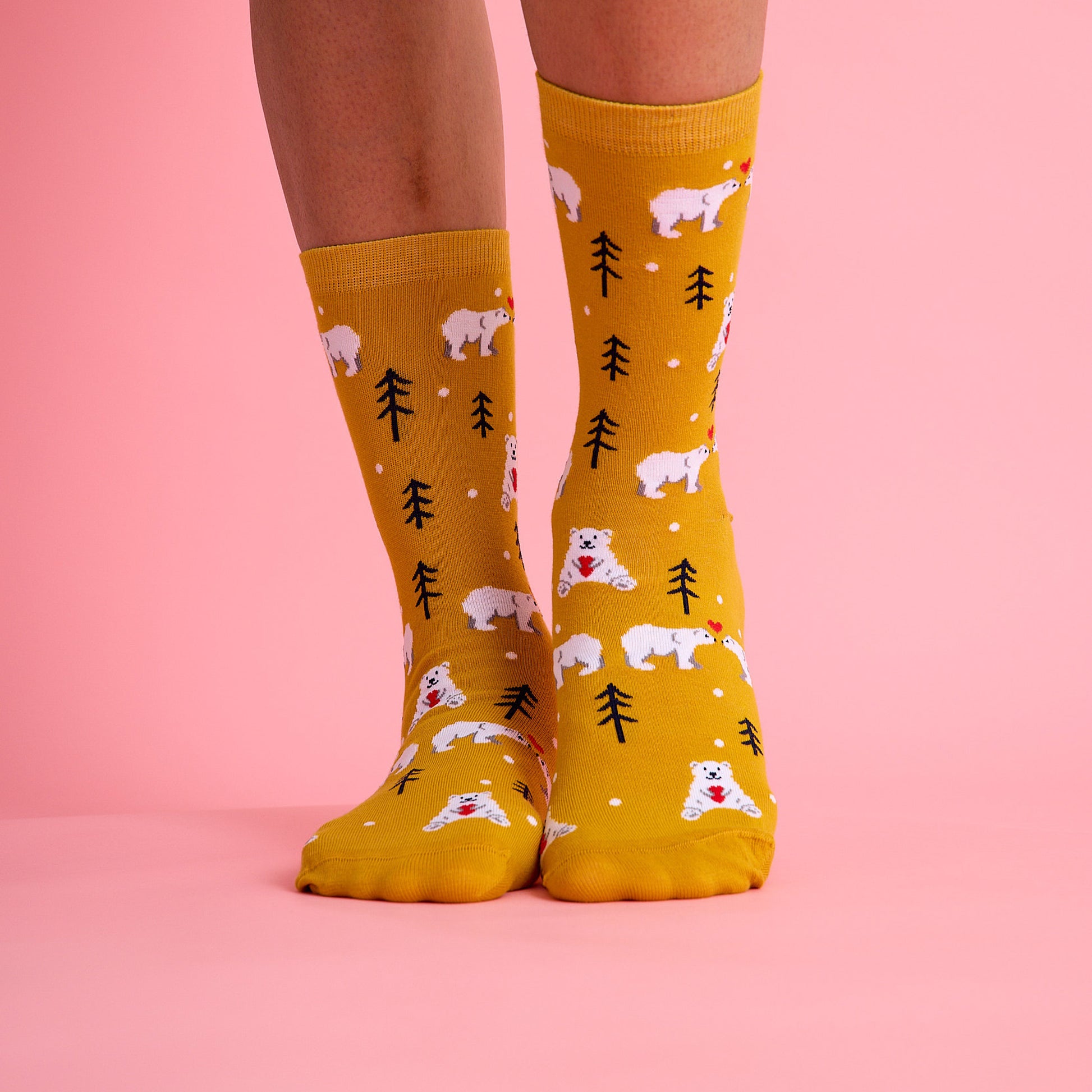 Sevimli kalp ve kutup ayısı desenli sarı renkli çorap. Yumuşak dokulu ve eğlenceli tasarımıyla konforlu kullanım sağlar.