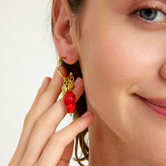 Kırmızı murano cam ve altın deniz kabuğu charm’lı el yapımı halka küpe