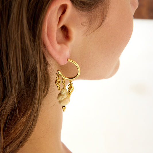 Krem murano cam ve altın deniz kabuğu charm’lı el yapımı halka küpe