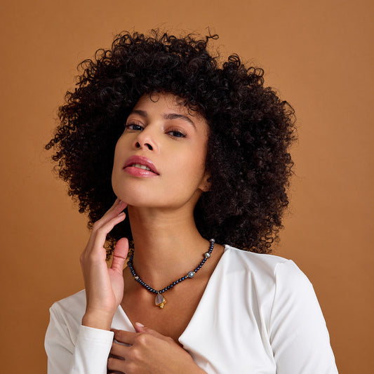 Siyah inci ve pembe kuvars taşlı, 24 ayar altın kaplama ara parçalardan oluşan el yapımı özel tasarım kolye, 42 cm uzunluğunda.