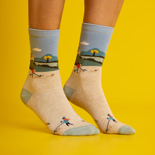 Sonbahar manzarası temalı, yeşil ve desenli, yumuşak dokulu çorap. Doğanın renklerini yansıtan el yapımı şıklık.