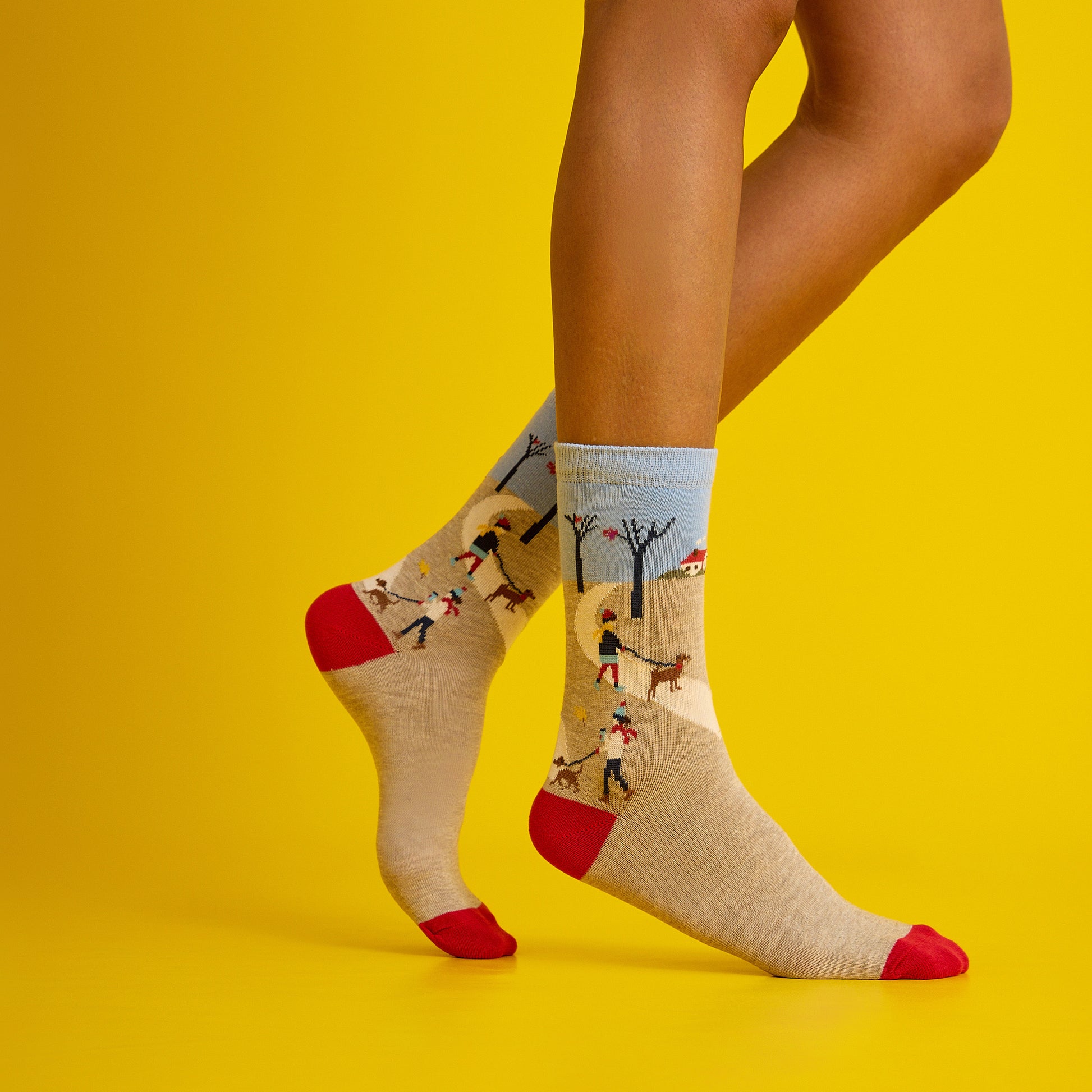 Sonbahar manzarası temalı, kırmızı ve desenli, yumuşak dokulu çorap. Doğanın renklerini yansıtan el yapımı şıklık