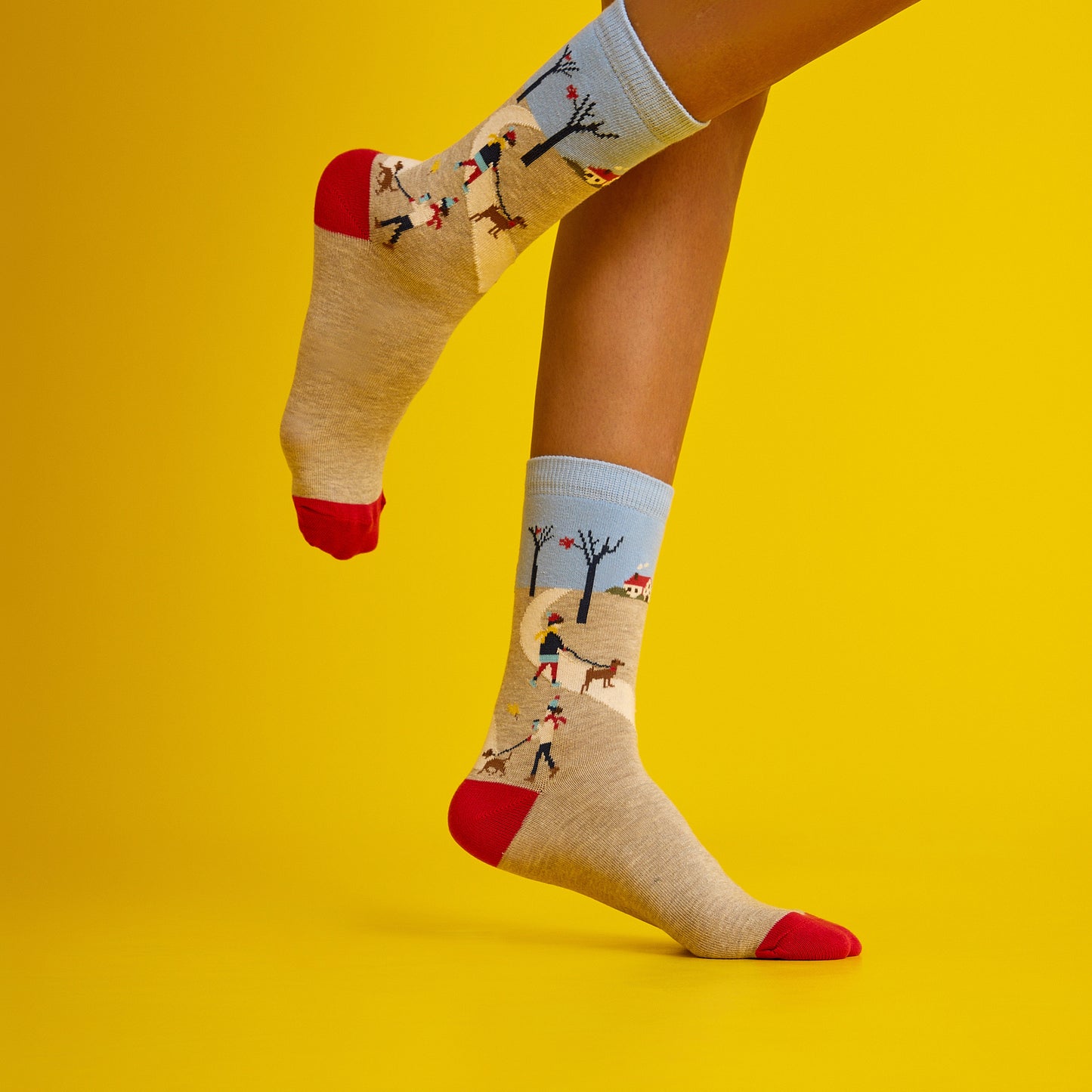 Sonbahar manzarası temalı, kırmızı ve desenli, yumuşak dokulu çorap. Doğanın renklerini yansıtan el yapımı şıklık.