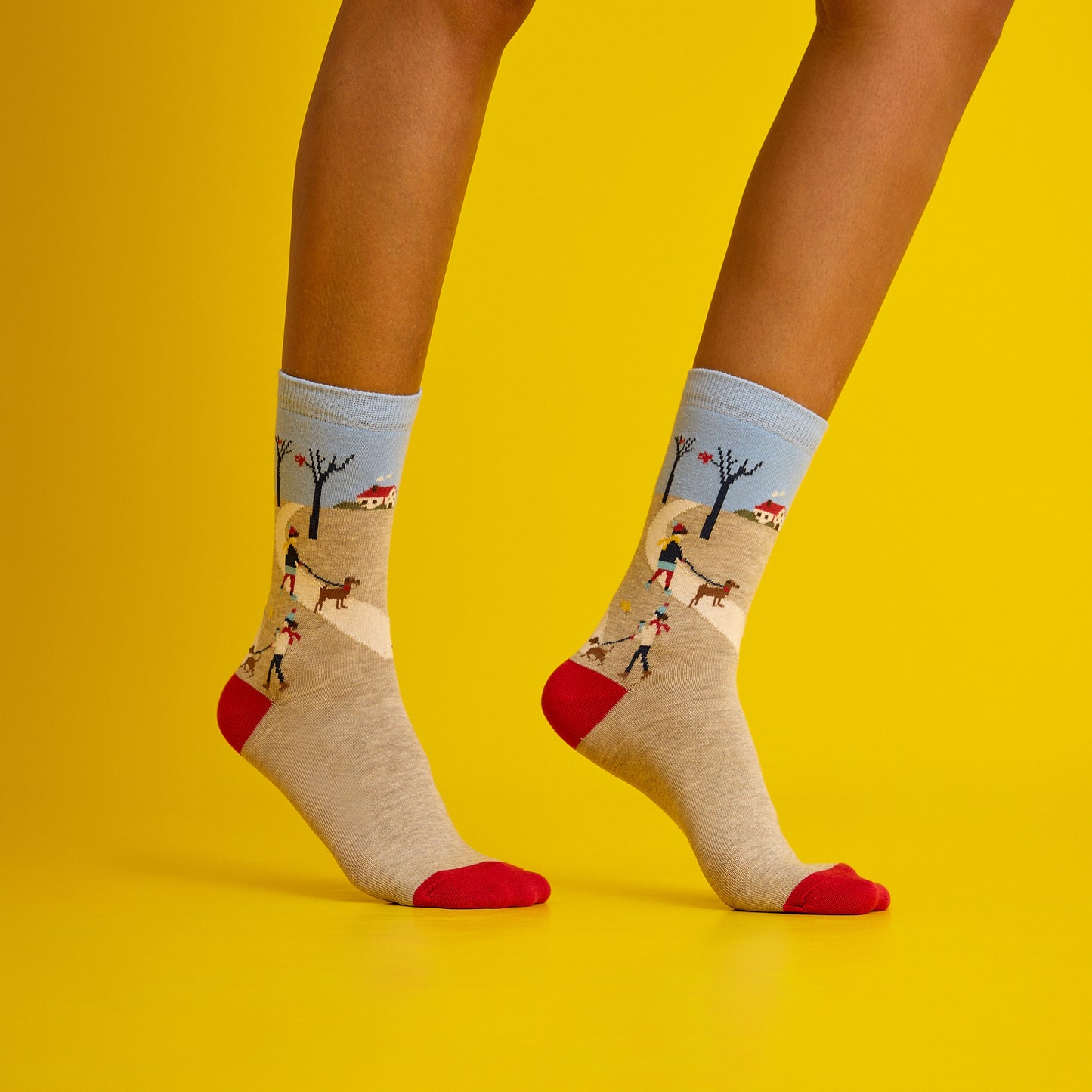 Sonbahar manzarası temalı, kırmızı ve desenli, yumuşak dokulu çorap. Doğanın renklerini yansıtan el yapımı şıklık.