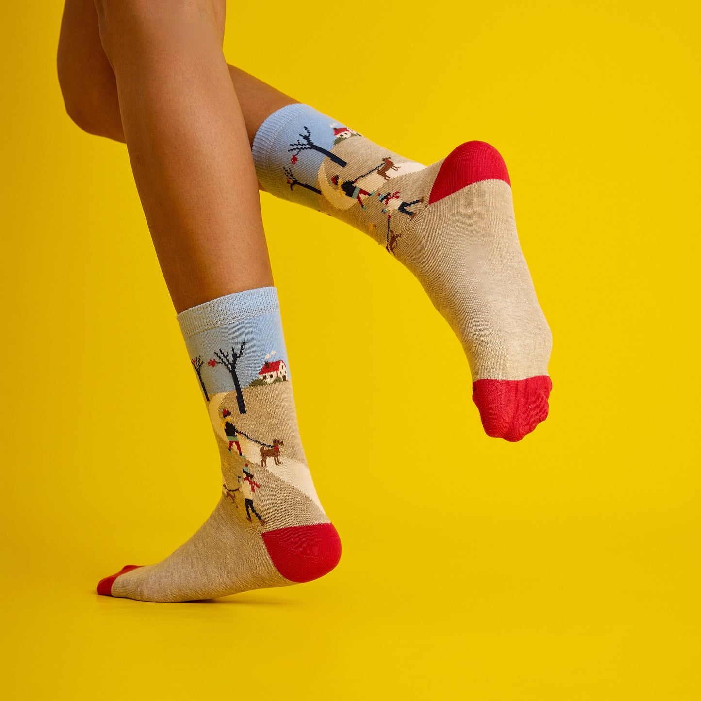 Sonbahar manzarası temalı, kırmızı ve desenli, yumuşak dokulu çorap. Doğanın renklerini yansıtan el yapımı şıklık