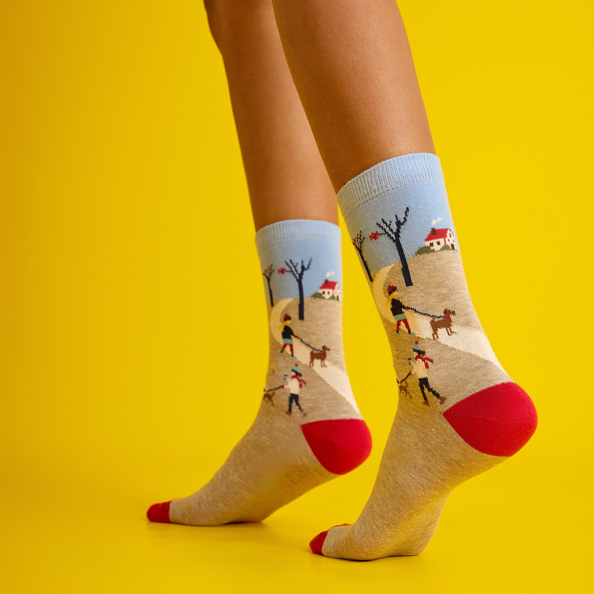 Sonbahar manzarası temalı, kırmızı ve desenli, yumuşak dokulu çorap. Doğanın renklerini yansıtan el yapımı şıklık.