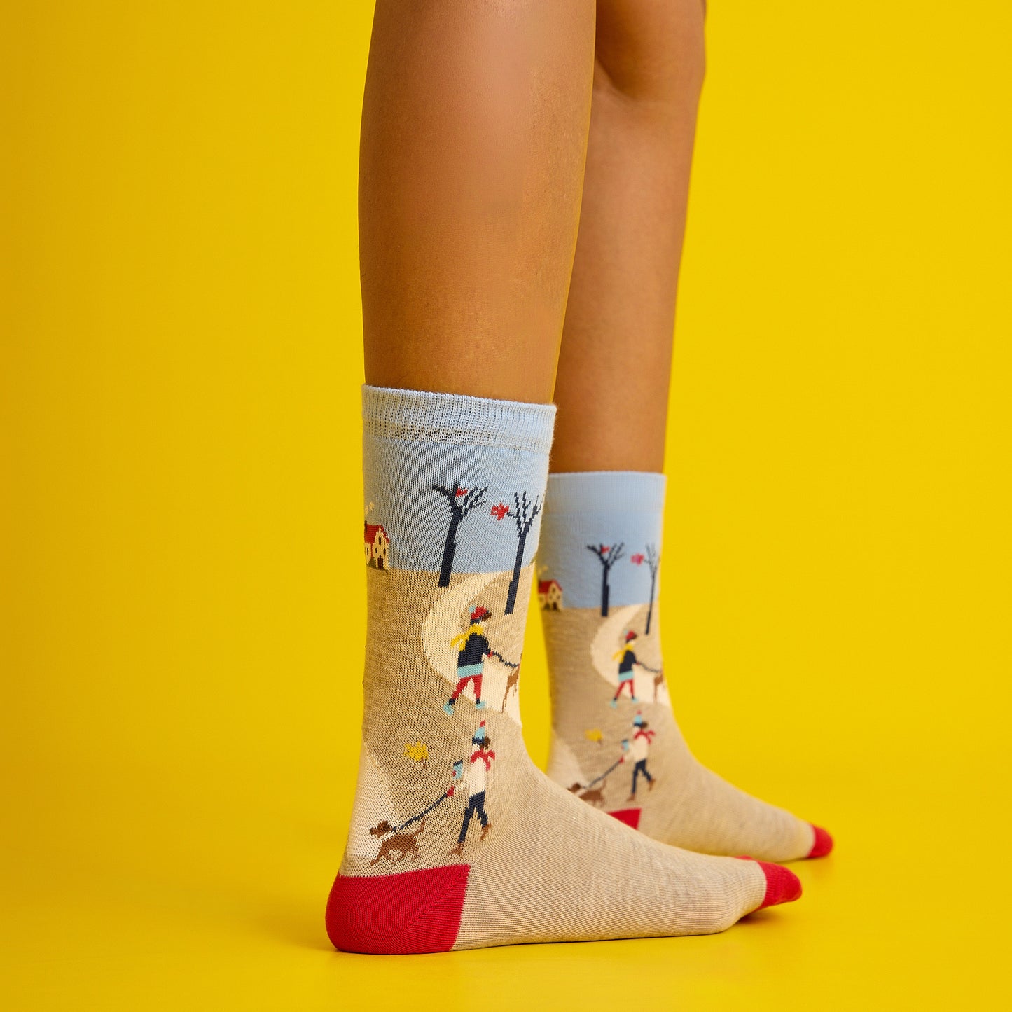 Sonbahar manzarası temalı, kırmızı ve desenli, yumuşak dokulu çorap. Doğanın renklerini yansıtan el yapımı şıklık.