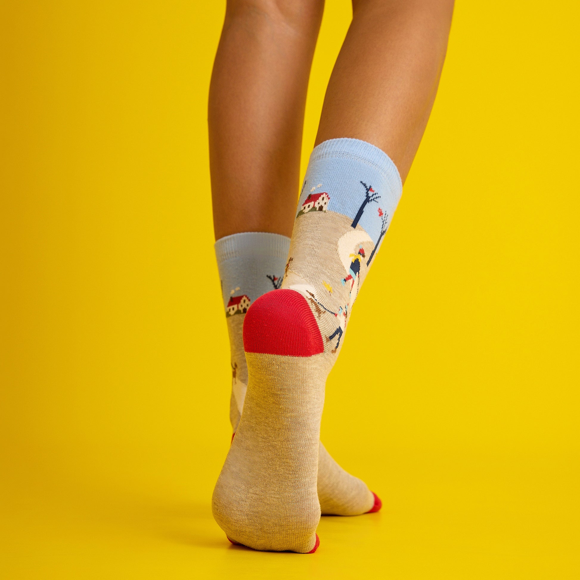 Sonbahar manzarası temalı, kırmızı ve desenli, yumuşak dokulu çorap. Doğanın renklerini yansıtan el yapımı şıklık.